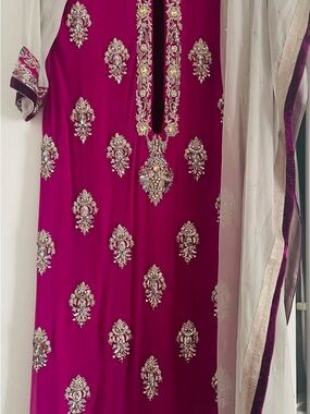 Indian tunic and scarf (Kurta and chunni)